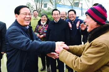 2月3日，春節(jié)后上班第一天，省委書記李強來我市基層走訪調(diào)研，看望鹽城“6.23”特大龍卷風(fēng)冰雹災(zāi)害受災(zāi)群眾。.jpg