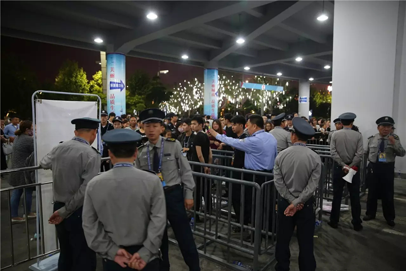 圖為保安隊員們快速反應，處置突發(fā)事件。.png