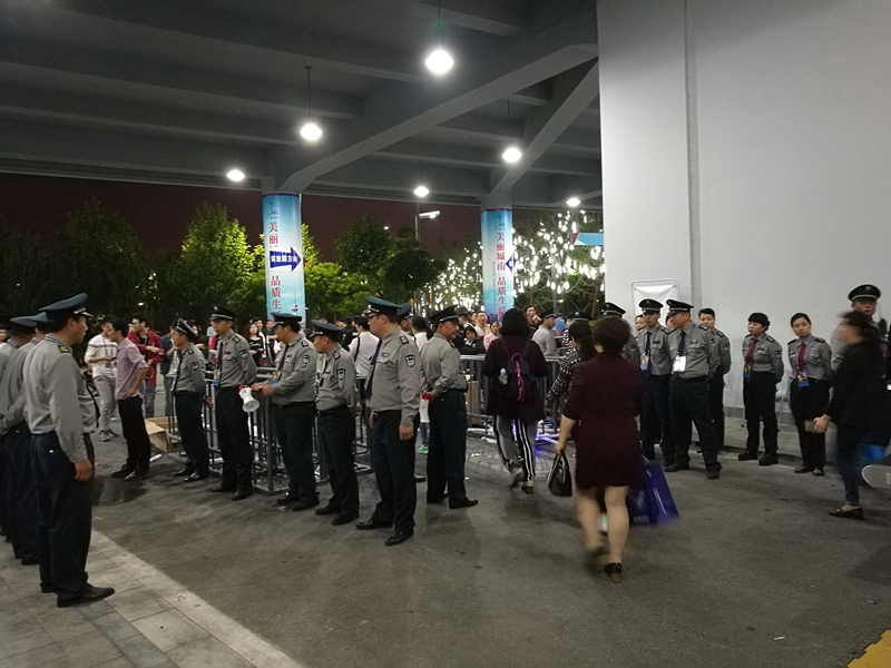 圖為保安隊員們在疏導觀眾散場。.png